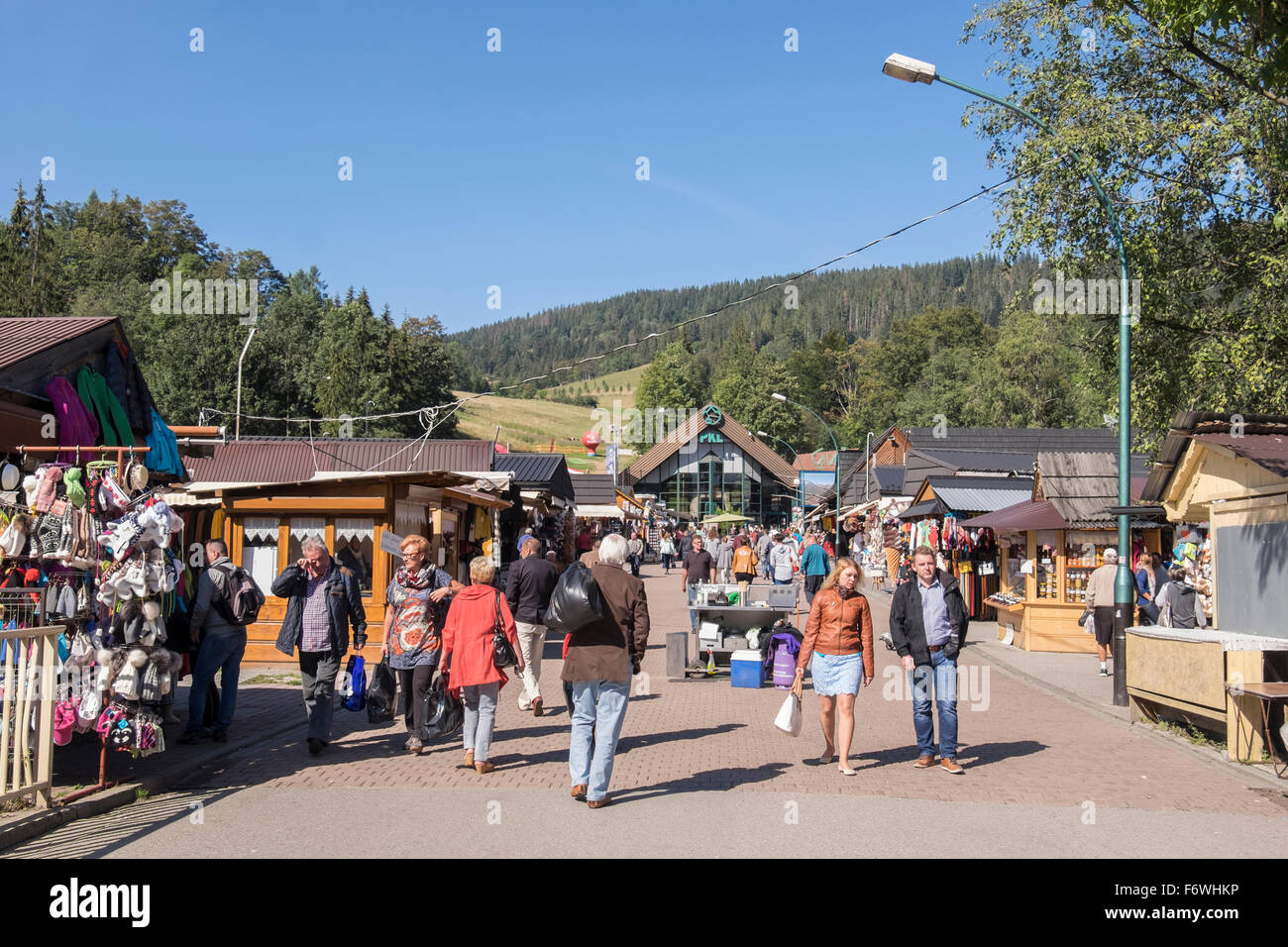 La foule des acheteurs par les étals de marché sur la rue Krupowki, Zakopane, comté de Tatra, Pologne, Europe Banque D'Images