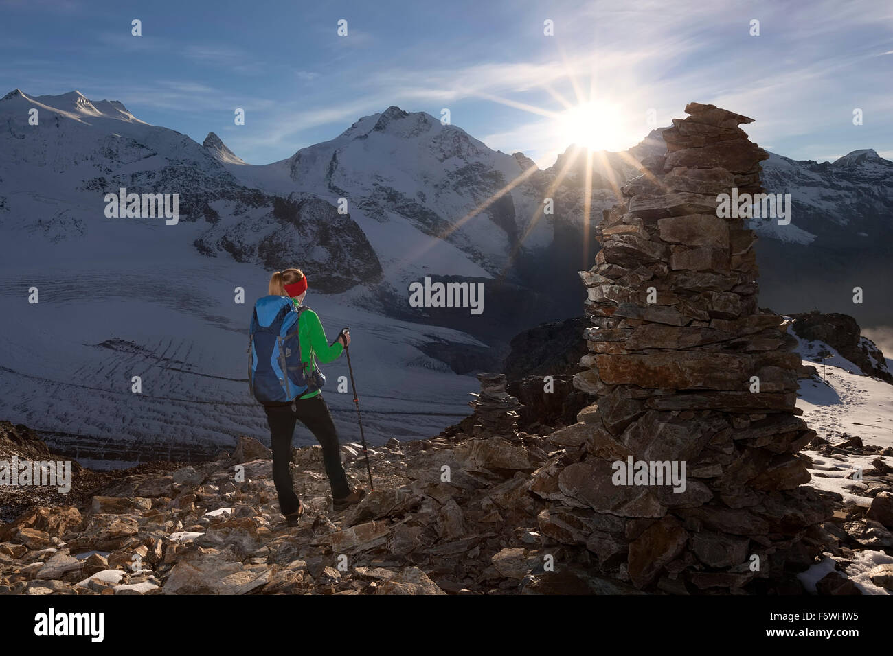 Female hiker looking at view in val Bernina, Piz Palu et Pers Glacier dans l'arrière-plan, Engadine, Canton des Grisons, Suisse Banque D'Images