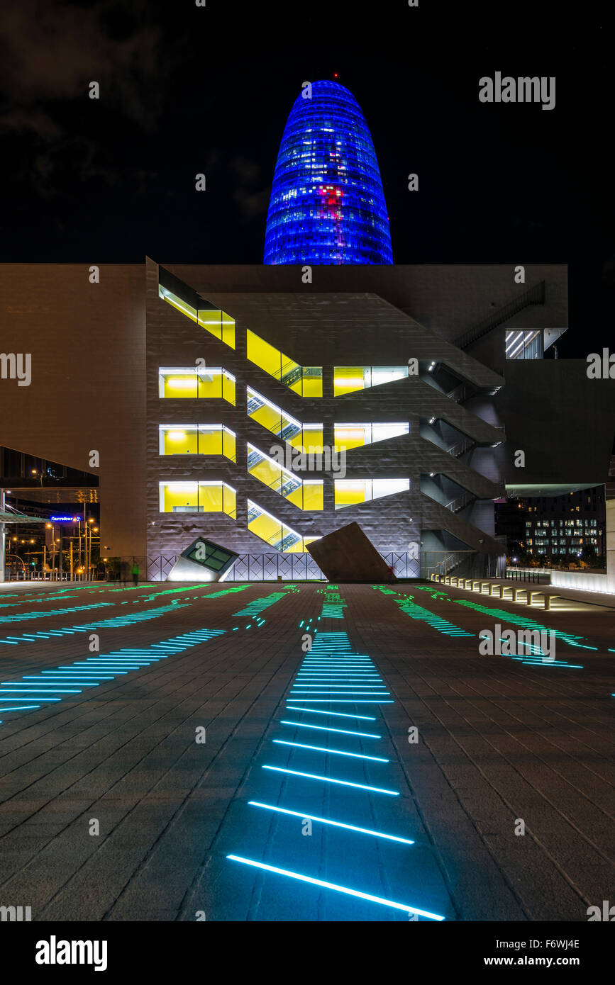 Torre Agbar la nuit,l'architecte Jean Nouvel,22,Barcelone,Espagne trimestre Banque D'Images