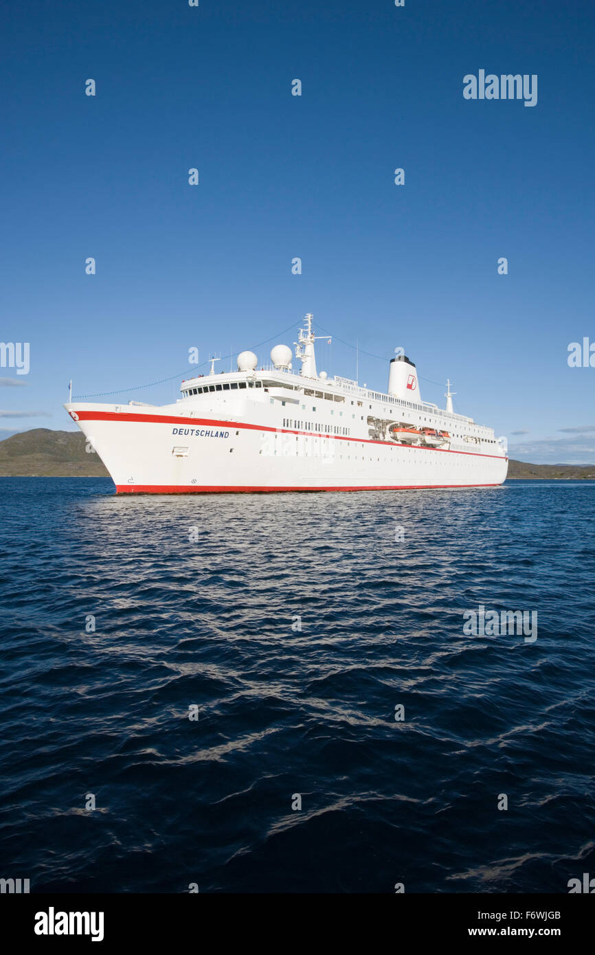 Bateau de croisière MS Deutschland Peter Deilmann Reederei , près de Qaqortoq Julianehab , Kitaa, du Groenland, de l'Europe Banque D'Images