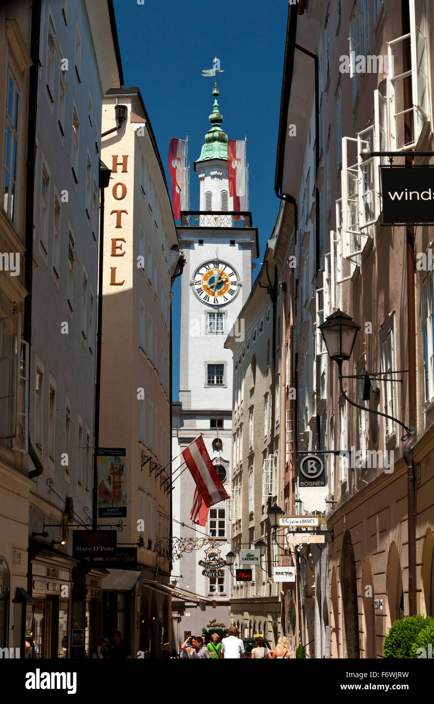 Sigmund-Haffner-Gasse dans la vieille ville de Salzbourg avec vue sur la mairie, Salzbourg, Autriche Banque D'Images