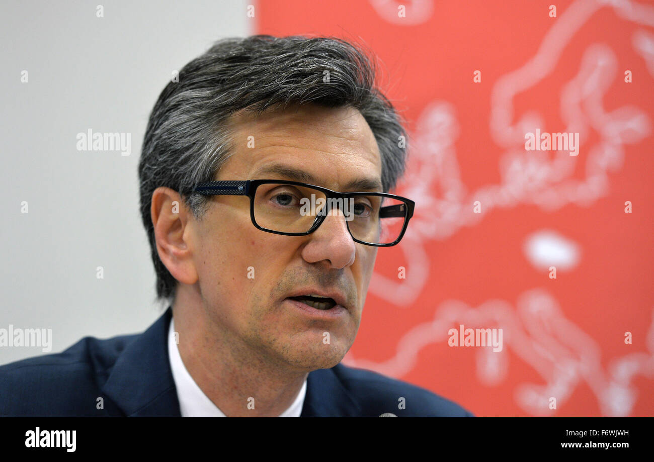 Prague, République tchèque. 20 Nov, 2015. L'Ambassadeur de France Jean-Pierre Asvazadourian assiste à un débat public sur les conséquences des récentes attaques terroristes à Paris, à Prague, en République tchèque, le 20 novembre 2015. © Katerina Sulova/CTK Photo/Alamy Live News Banque D'Images