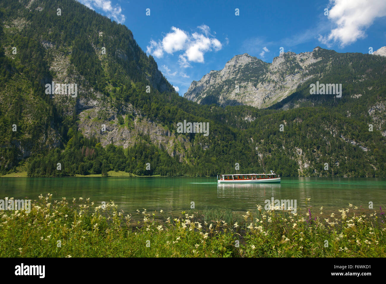 Bateau d'excursion à Koenigssee, région de Berchtesgaden, le parc national de Berchtesgaden, Allemagne Banque D'Images