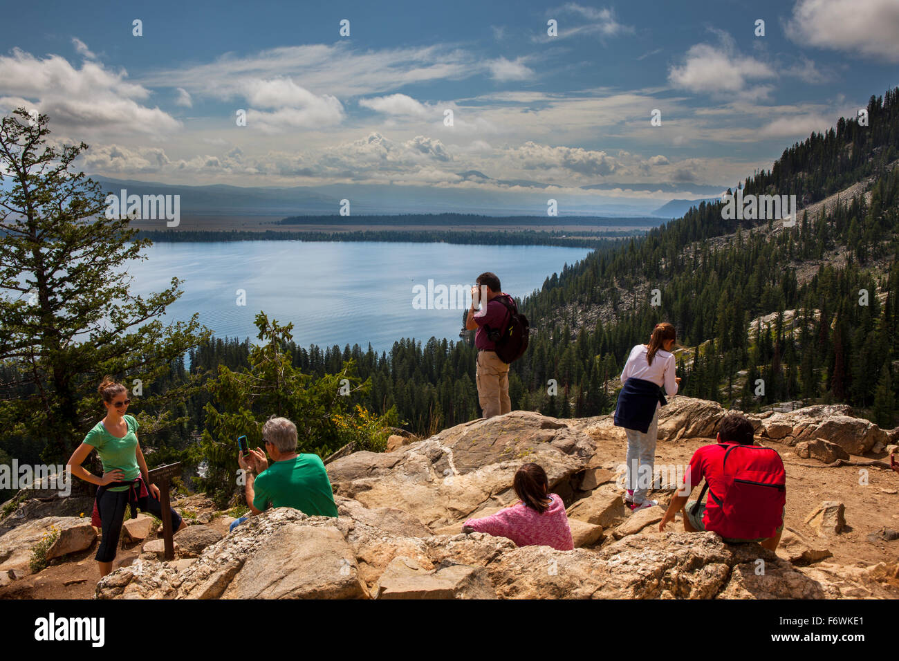 Les touristes à Inspiration Point, au-dessus de Jenny Lakeon la Cascade Creek Trail, au Parc National de Grand Teton, Wyoming Banque D'Images