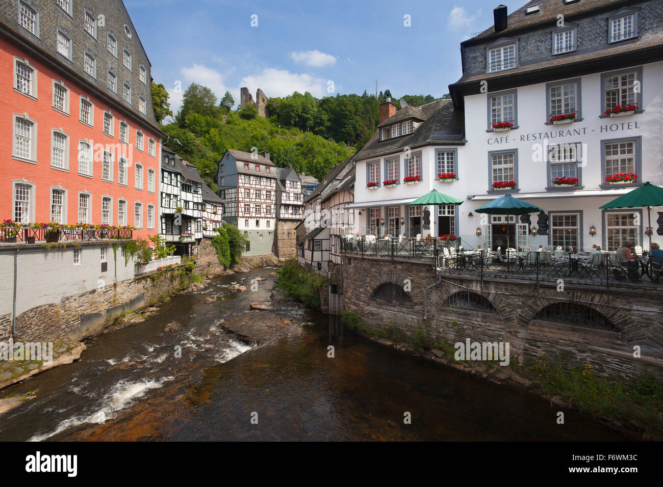 Rotes Haus et maisons à colombages à la Rur, Monschau, sentier de randonnée Eifelsteig, Eifel, Rhénanie du Nord-Westphalie, Allemagne Banque D'Images