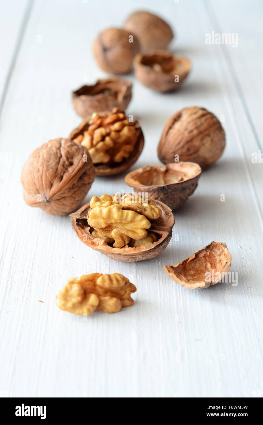 Les cerneaux de noix entiers et sur la vieille table en bois rustique Banque D'Images