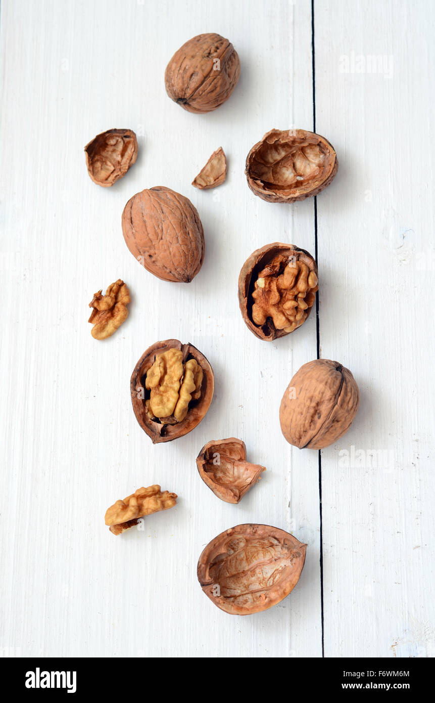 Les cerneaux de noix entiers et sur la vieille table en bois rustique Banque D'Images