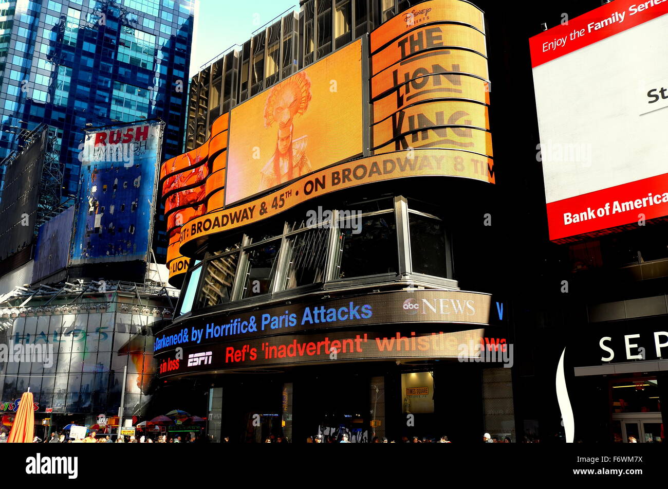 New York City billboard géant pour le Disney's 'Le Roi Lion' et ABC-TV écran crawl dans Times Square * Banque D'Images