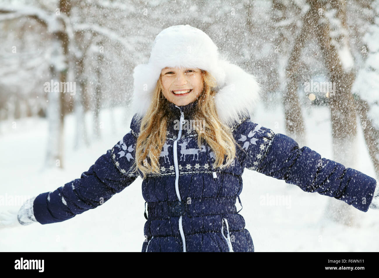 Fille de l'hiver à l'extérieur de l'adolescence. Banque D'Images