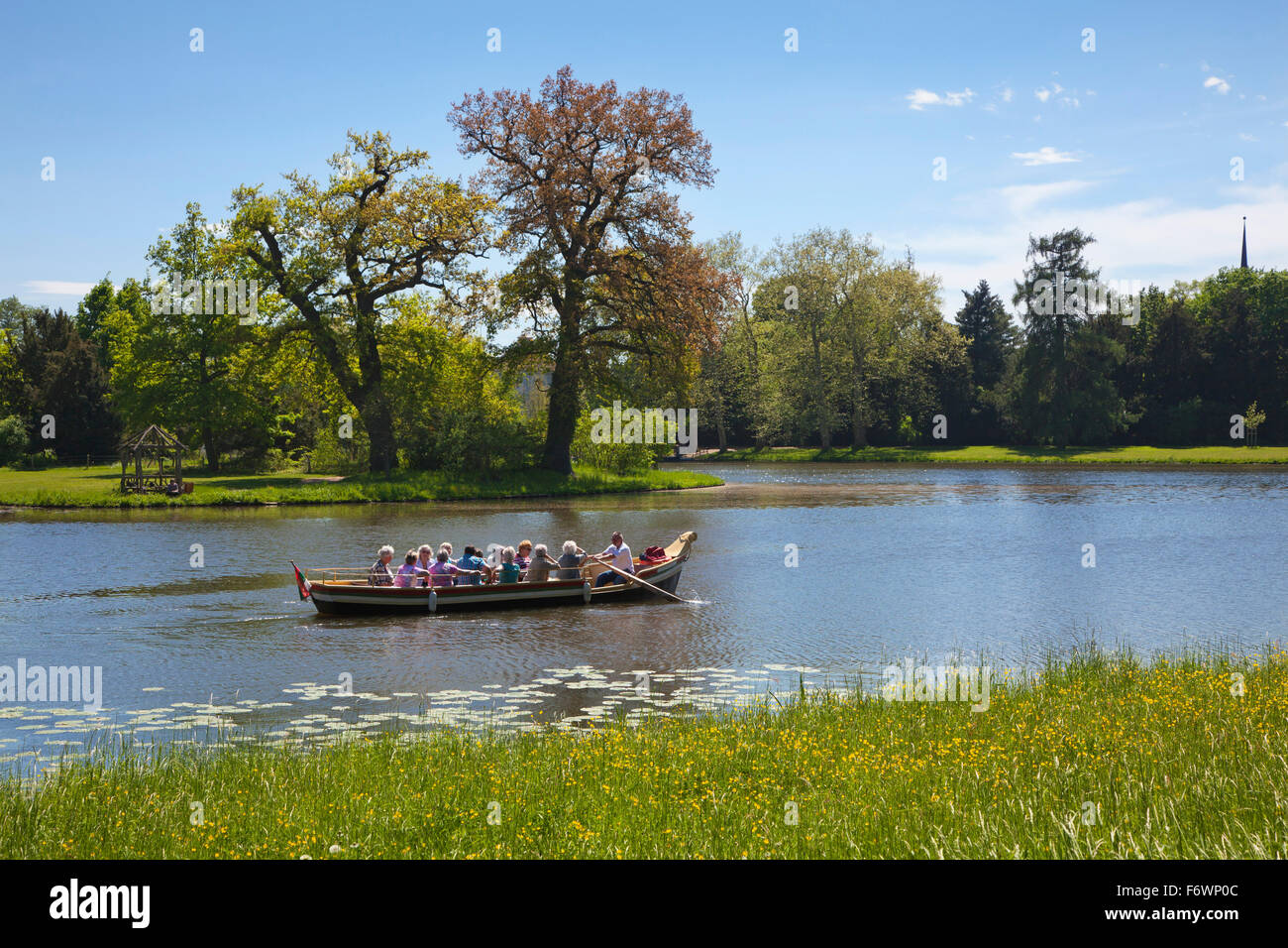 Voyage en bateau sur le lac, Woerlitz, UNESCO World Heritage Garden Royaume de Dessau-Woerlitz, Saxe-Anhalt, Allemagne Banque D'Images