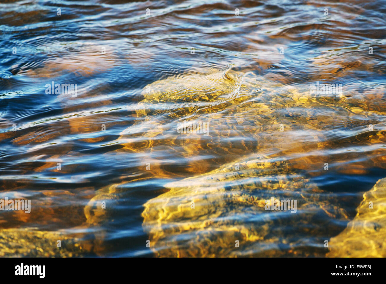 Vue sur une des pierres du fond du cours, journée ensoleillée Banque D'Images