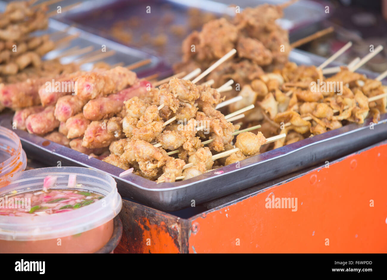 Les boulettes de viande, saucisses et autres viandes, grillades et vendu sur stick à partir d'un décrochage de l'alimentation dans la ville de General Santos, Philippines. Banque D'Images