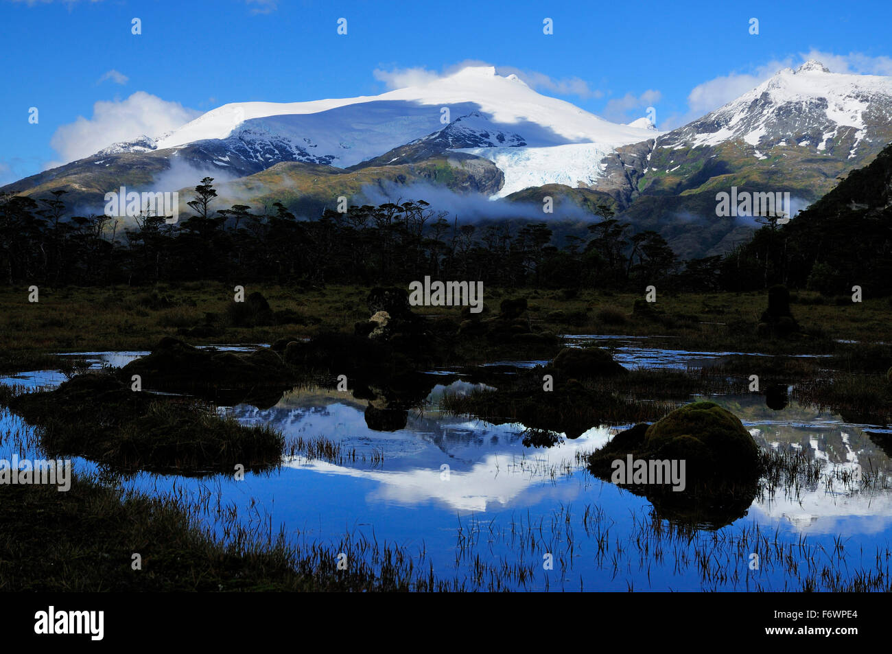 Montagnes couvertes de neige, Cordillera Darwin, en Terre de Feu, Chili Banque D'Images