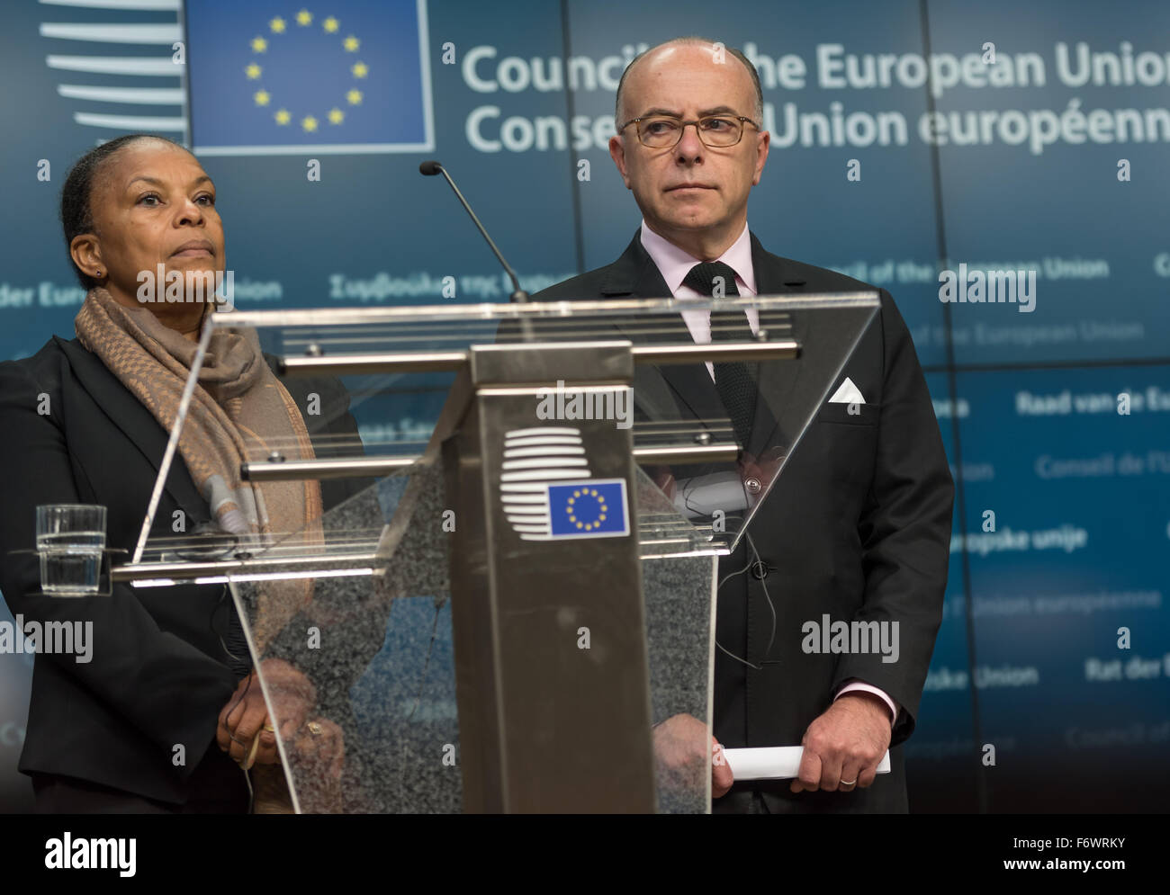 Bruxelles, Belgique. 20 Nov, 2015. Le ministre français de l'intérieur Bernard Cazeneuve (R) et de la France, le ministre de la Justice, Christiane Taubira (L) une conférence de presse à la fin d'une session extraordinaire du Conseil Justice et affaires intérieures à la suite des attentats à Paris. © Jonathan Raa/Pacific Press/Alamy Live News Banque D'Images