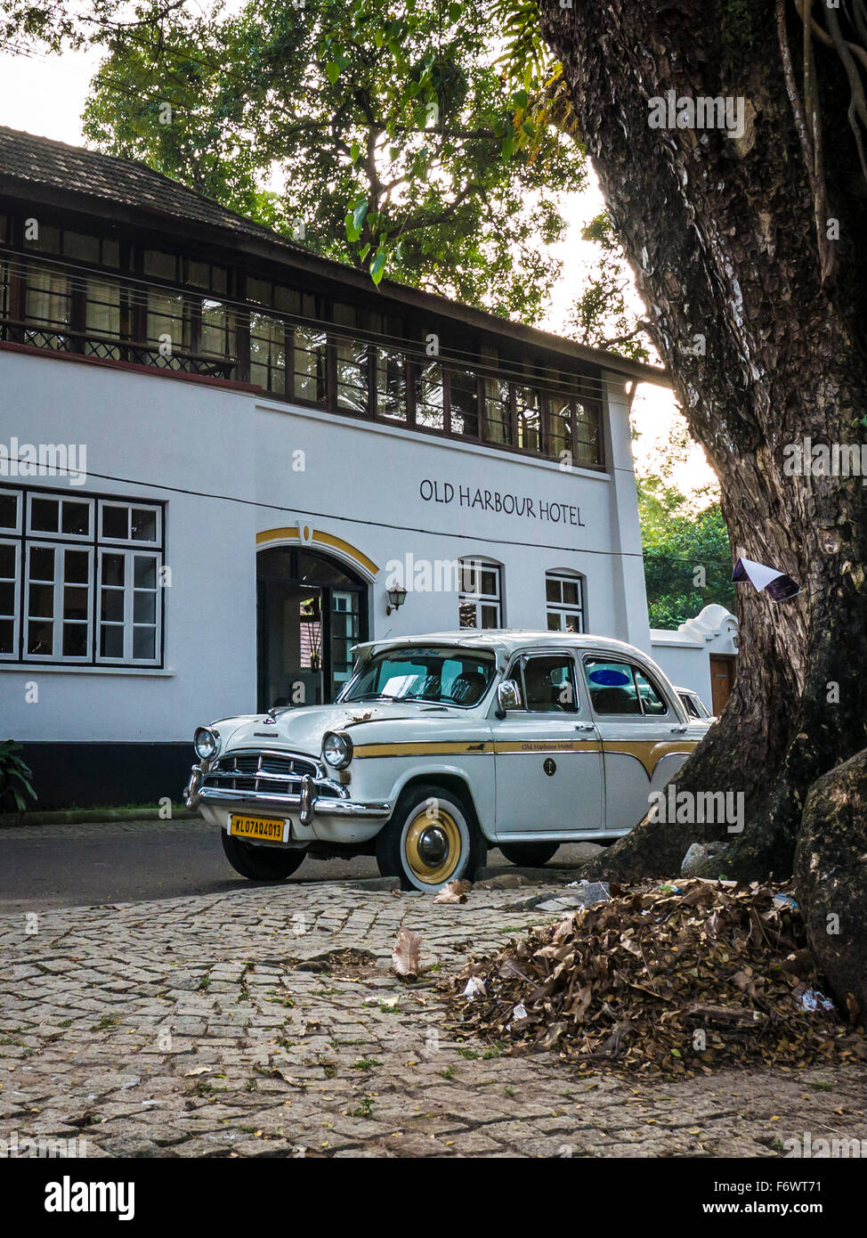 Un ambassadeur voiture devant un hôtel, Kochi, Kerala, Inde Banque D'Images