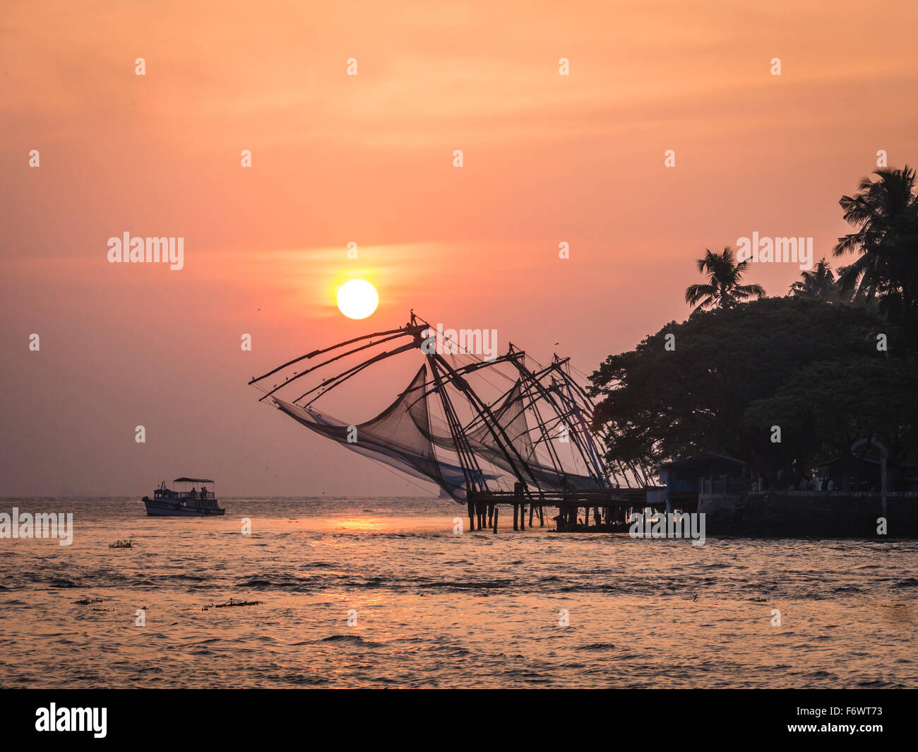 Filets chinois dans le coucher du soleil, Kochi, Kerala, Inde Banque D'Images