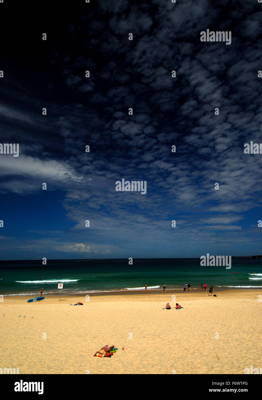 Bondi Beach en Nouvelle-Galles du Sud, Australie avec beaucoup de monde, ciel bleu et bâtiments. Banque D'Images