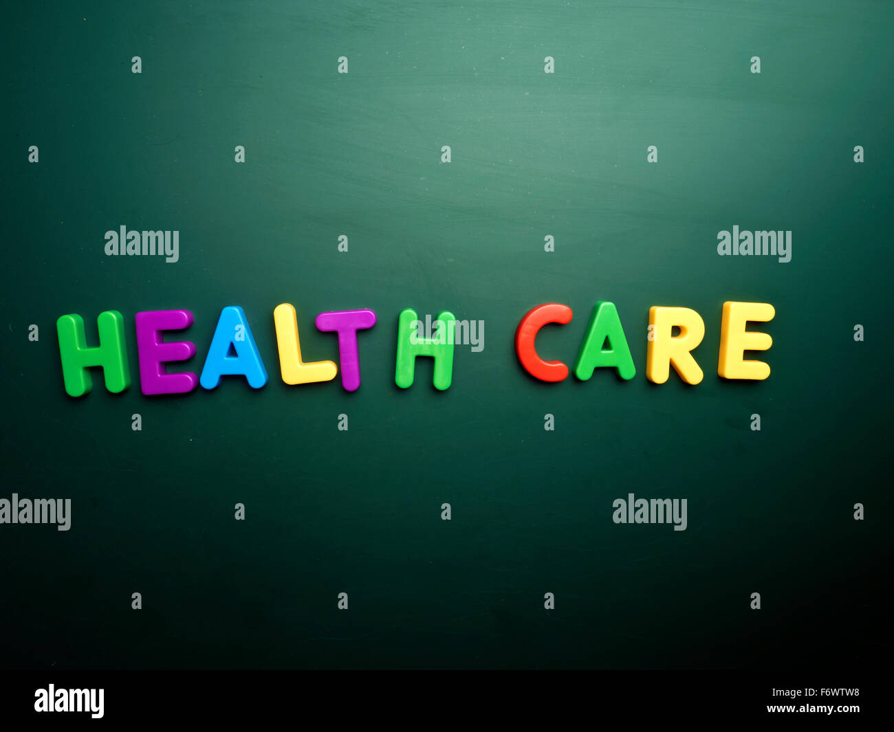 Concept de soins de santé dans les lettres colorées isolé sur tableau noir blanc Banque D'Images