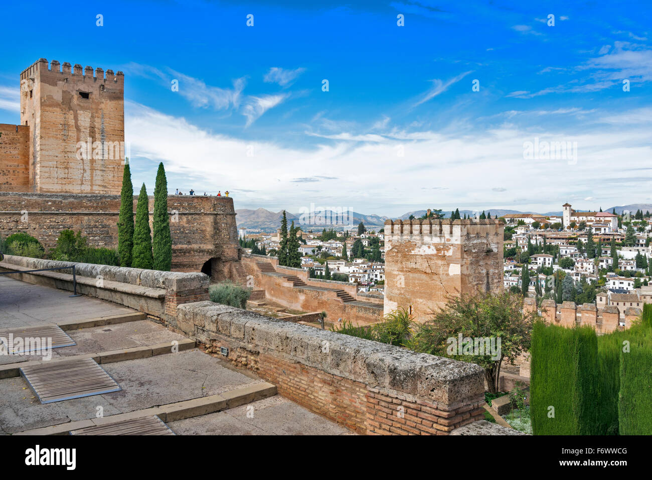 GRANADA, Andalousie Espagne à l'INTÉRIEUR DE L'ALHAMBRA tours et remparts surplombant la ville Banque D'Images