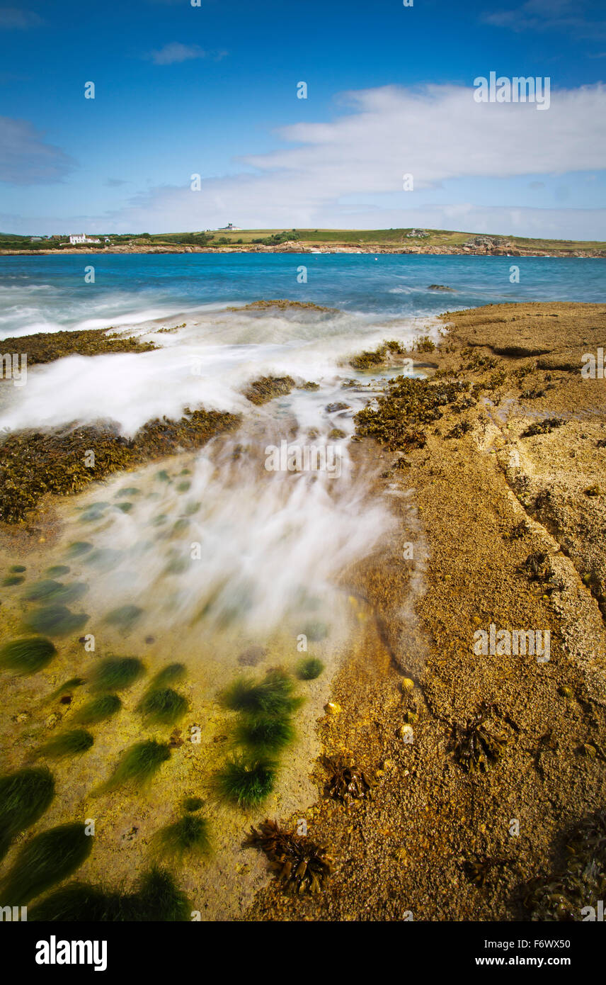Serge vagues sur les rochers d'Old town bay,Îles Scilly, Cornwall, Banque D'Images