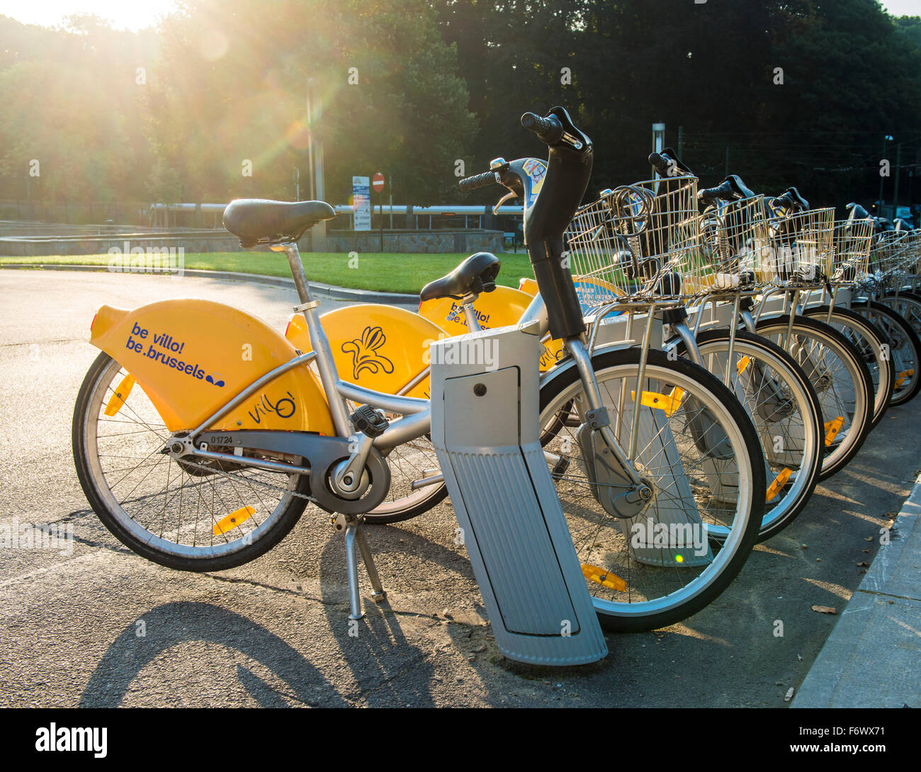 Un service de location de vélos Villo près de l'Atomium à Bruxelles Belgique Europe Banque D'Images