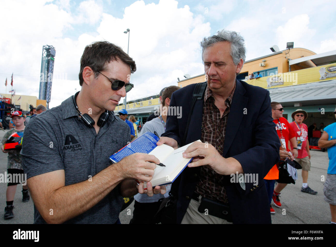 Homestead, Floride, USA. 20 Nov, 2015. Homestead, Floride - 20 novembre 2015 : Jeff Gordon (24) signe quelques autographes pour les fans avant de pratiquer pour la Chevrolet Volt 2011 400 à Homestead Miami Speedway à Homestead, FL. © csm/Alamy Live News Banque D'Images