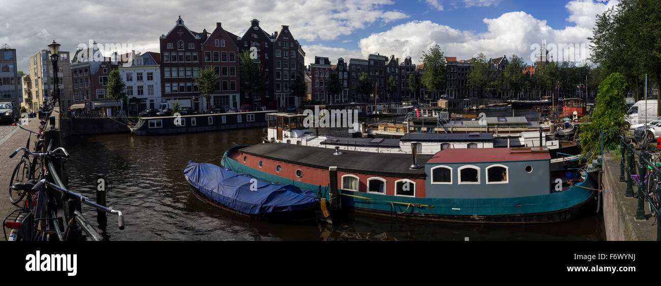 Magnifique vue panoramique sur canal, Canal et péniches à partir de pont à Amsterdam (Hollande septentrionale, Pays-Bas) Banque D'Images