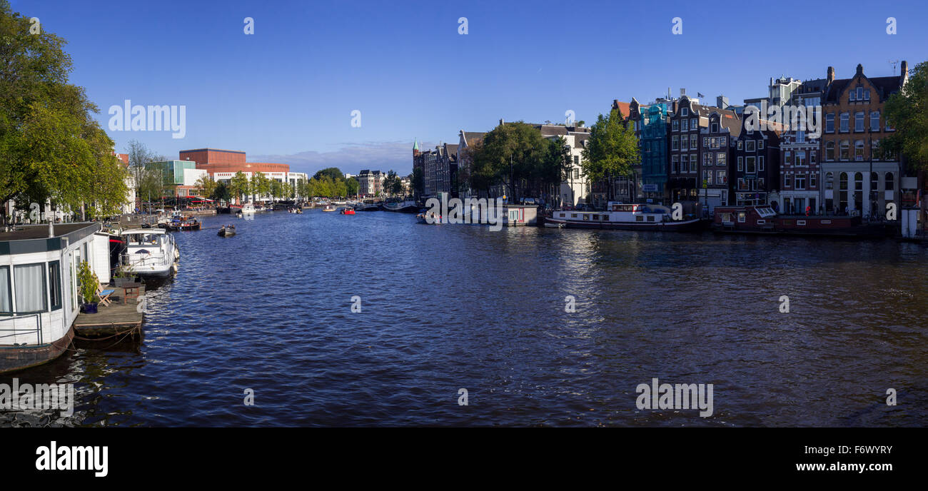 Vue panoramique sur la rivière Amstel, Canal et péniches à partir de pont à Amsterdam (Hollande septentrionale, Pays-Bas Banque D'Images