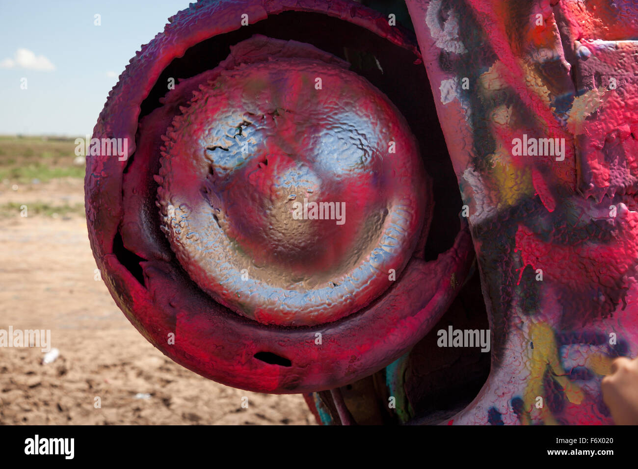 Un sourire peint à la bombe sur une roue d'une voiture à Cadillac Ranch à Amarillo, Texas, le 13 juillet, 2015 Banque D'Images