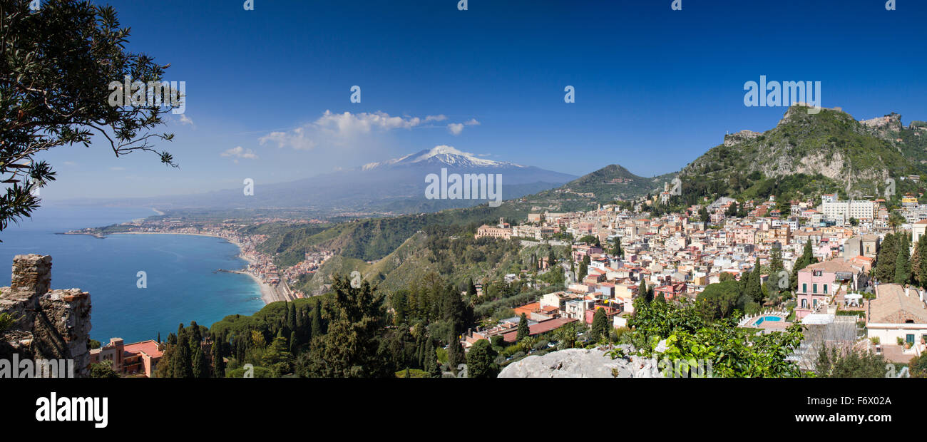 Panorama de Taormina, avec l'Etna, en Sicile, Italie Banque D'Images