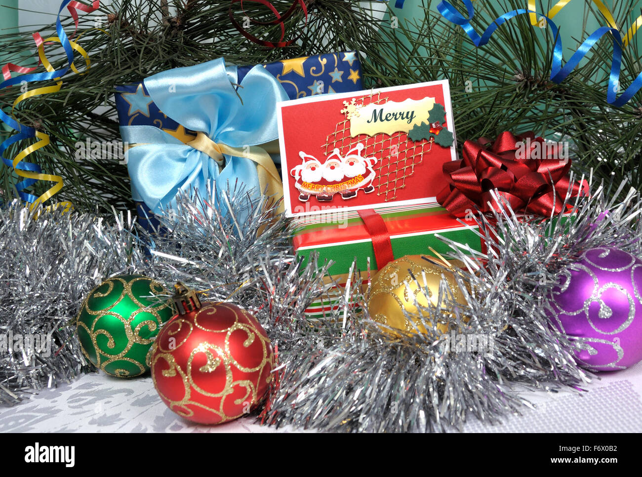 Quelques cadeaux à Noël avec une carte, de ballons et de guirlandes Banque D'Images