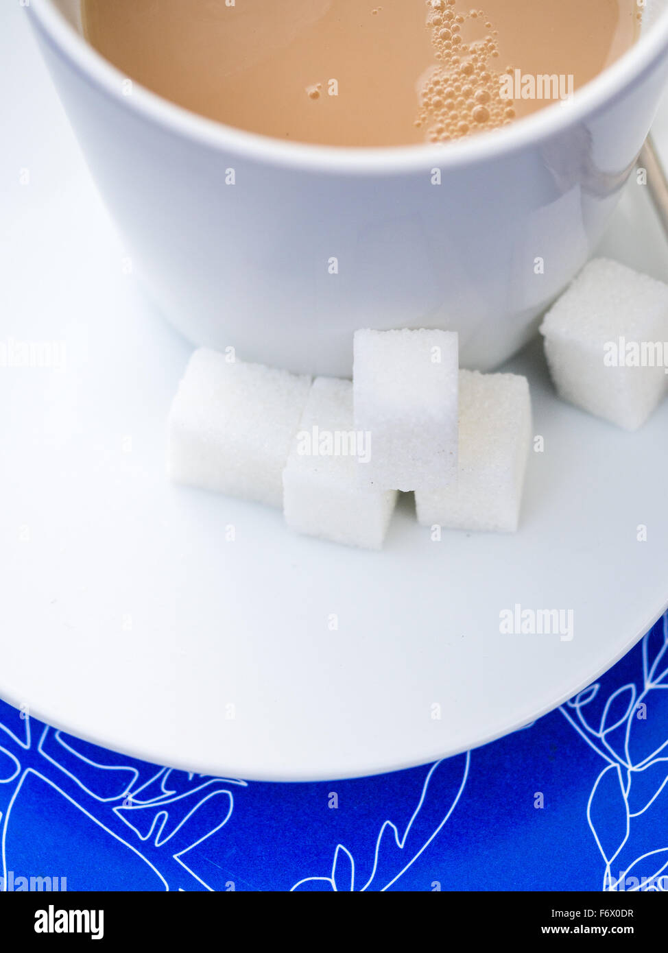 Morceaux de sucre blanc avec une tasse de thé Banque D'Images