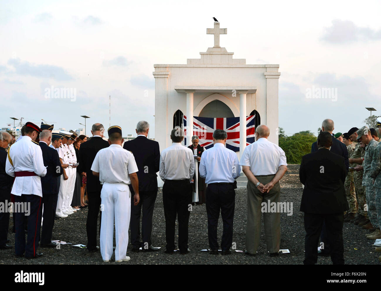 Évêque anglican de l'Éthiopie, Grant LeMarquand offre la prière de clôture pendant le Jour du souvenir en l'honneur de soldats morts dans un cimetière militaire, le 11 novembre 2015 près du Camp Lemonnier, Djibouti. Banque D'Images