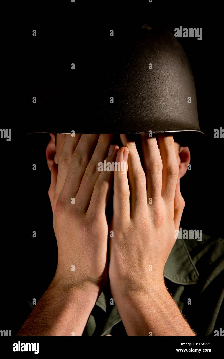 Soldat américain avec ses deux mains couvrant son visage entier. Banque D'Images