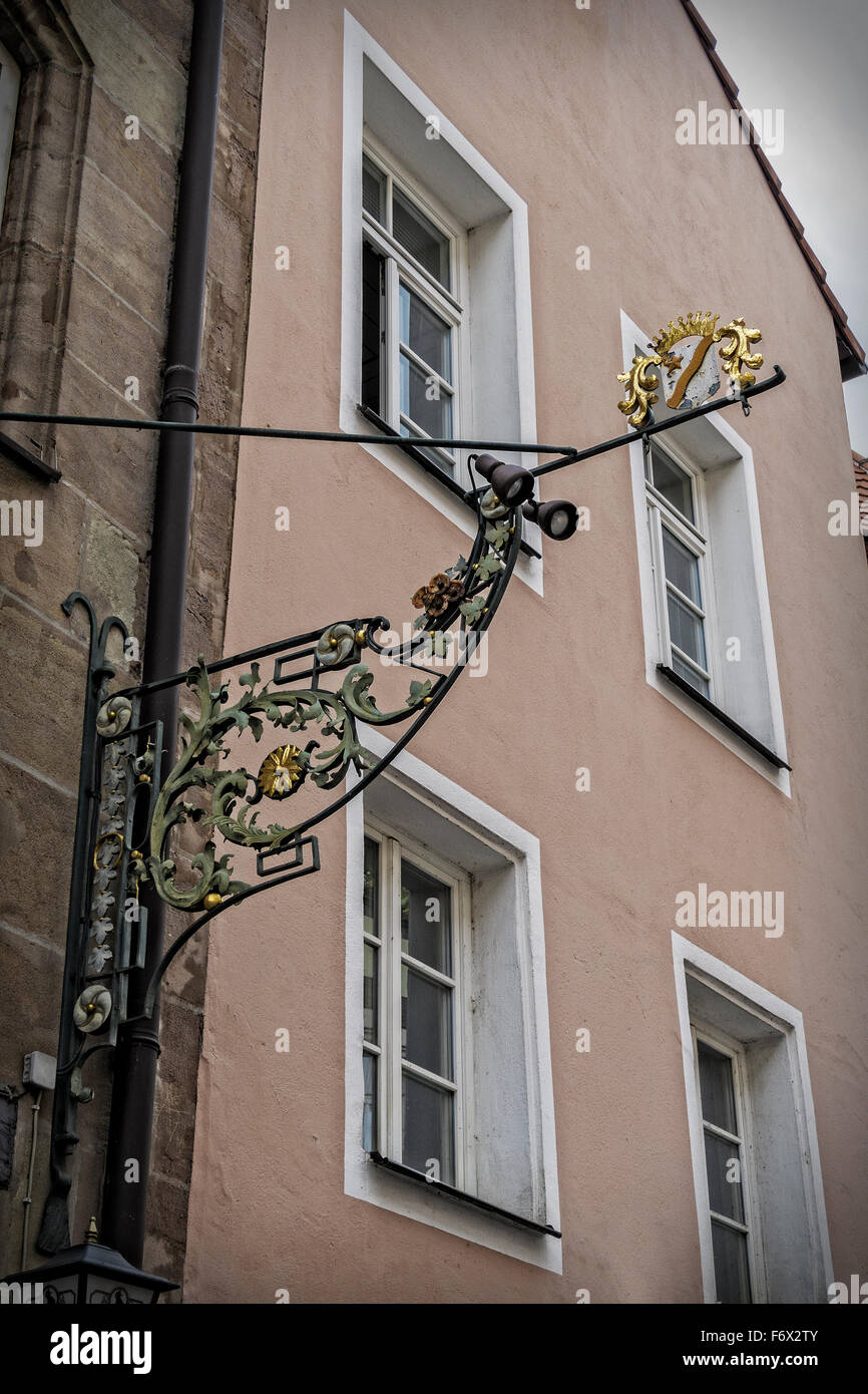 La ferronnerie ouvragée signe pour une entreprise locale à Nuremberg, Allemagne. Banque D'Images