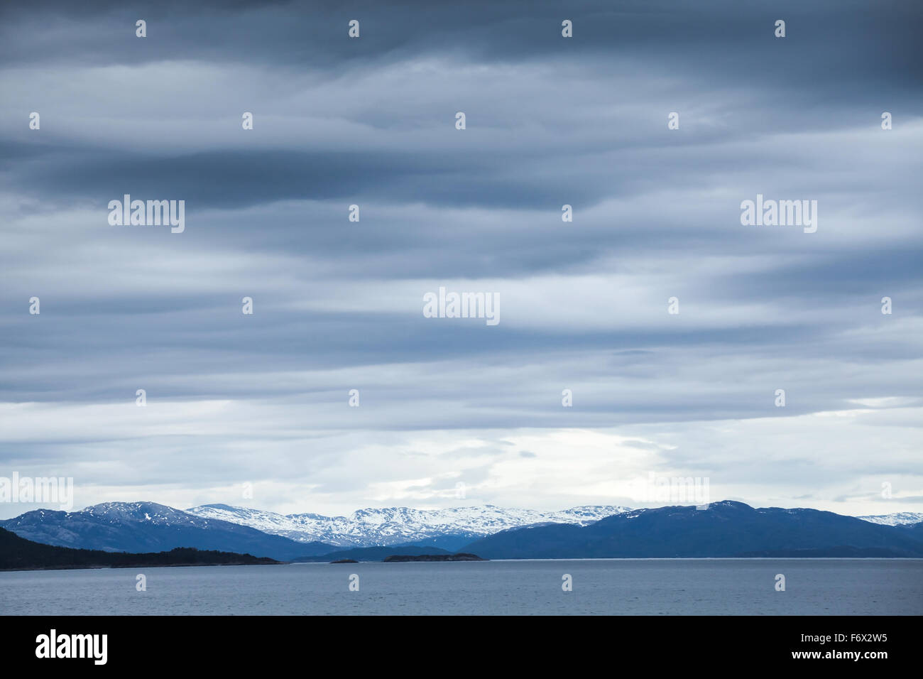 Mer de Norvège, bleu foncé Paysage côtier avec ciel d'orage Banque D'Images