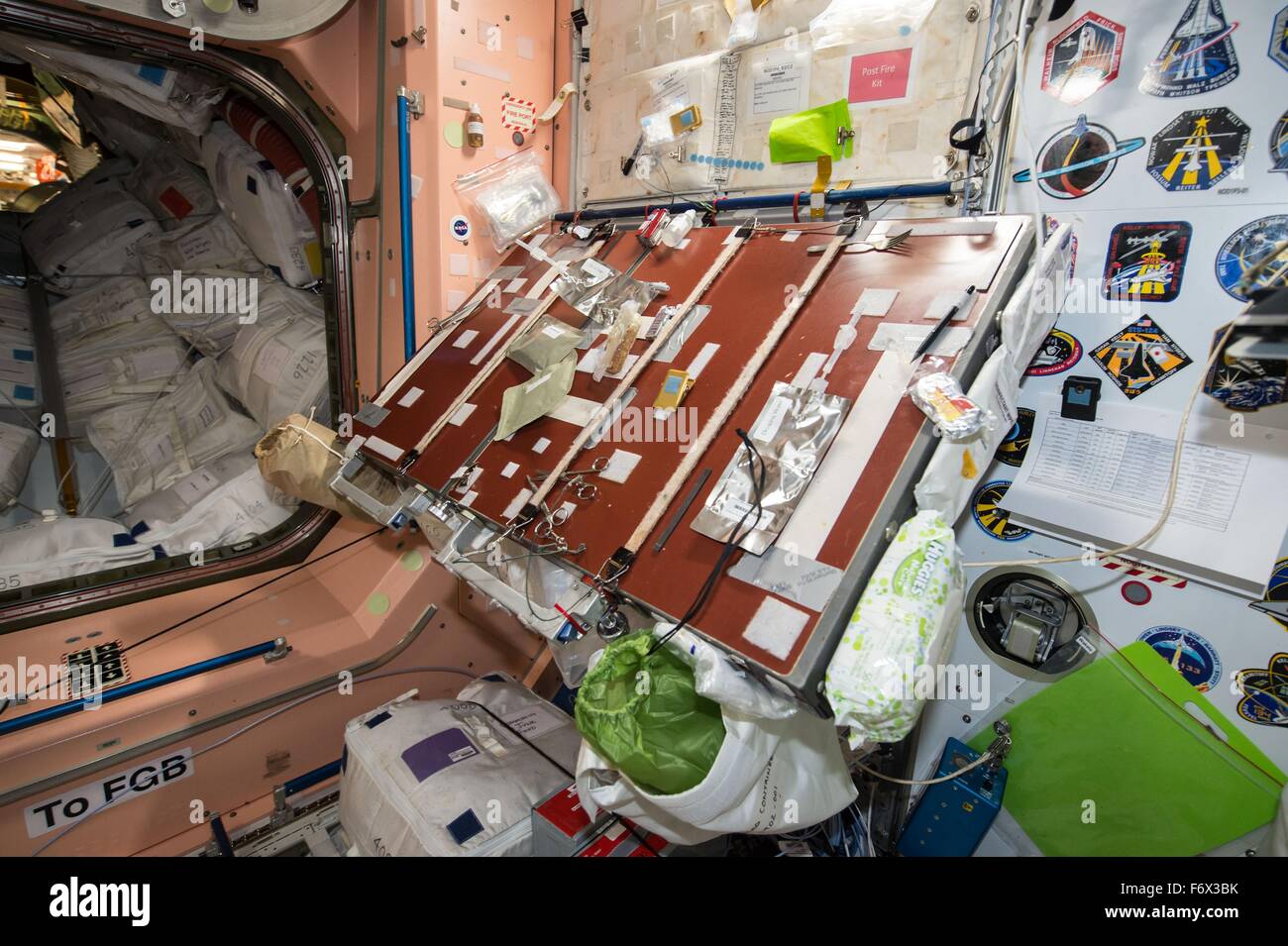 La cuisine table dans le module Unity, affichant les emballages des aliments prévu pour le repas de Thanksgiving de l'équipage à bord de la Station spatiale internationale le 23 novembre 2014 dans l'orbite de la Terre. Banque D'Images