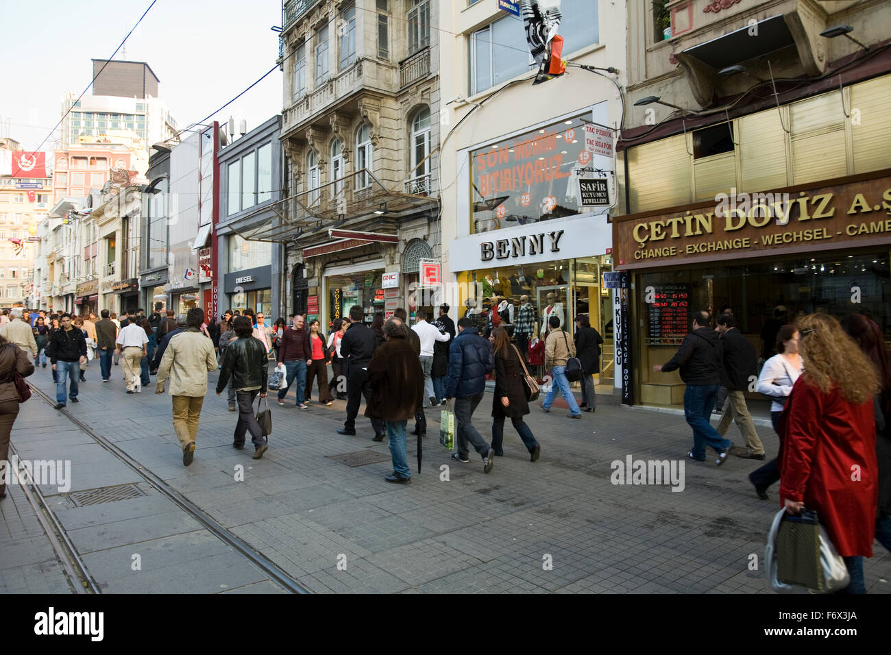 Les plus populaires d'Istanbul, centre commercial piétonnier Istiklal Caddesi, anciennement connue sous le nom de Grand Rue de Péra, est un mile de long. Banque D'Images