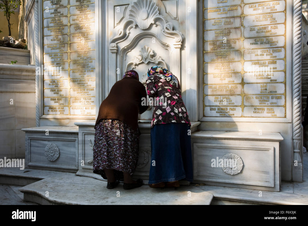 Les femmes musulmanes de tirer de l'eau à une fontaine à l'extérieur de la mosquée Eyup à Istanbul, Turquie Banque D'Images