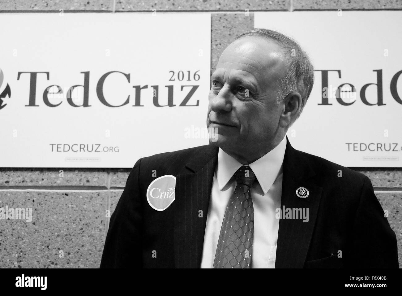 Sioux City, Iowa, États-Unis. 20 Nov, 2015. Membre du Congrès de l'Iowa Steve King (R-IA), écoute l'U.S. Sen. TED CRUZ (R-TX), non représenté, campagnes à Sioux City, Iowa Vendredi, Novembre 20, 2015, avec au Briar Cliff University, une école privée catholique. Cruz dit quand Président Obama l'insulte, il est aussi l'insulte au peuple américain comme ceux présents à son assemblée publique. © Jerry Mennenga/ZUMA/Alamy Fil Live News Banque D'Images