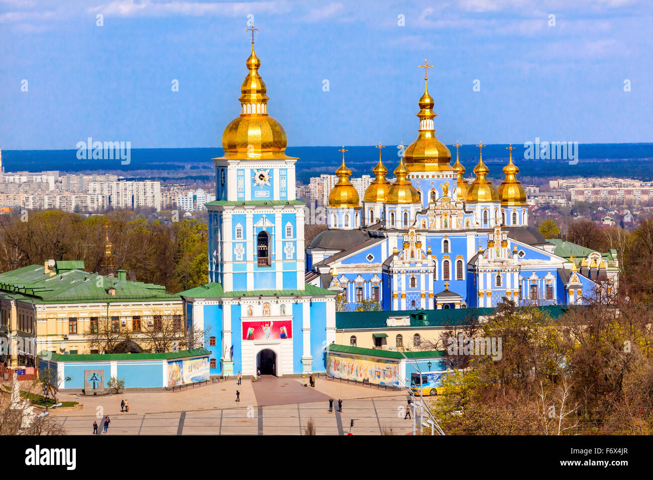 Monastère Saint Michel clochers Cathédrale Spires Façade dôme doré Tour de Kiev Ukraine. Banque D'Images