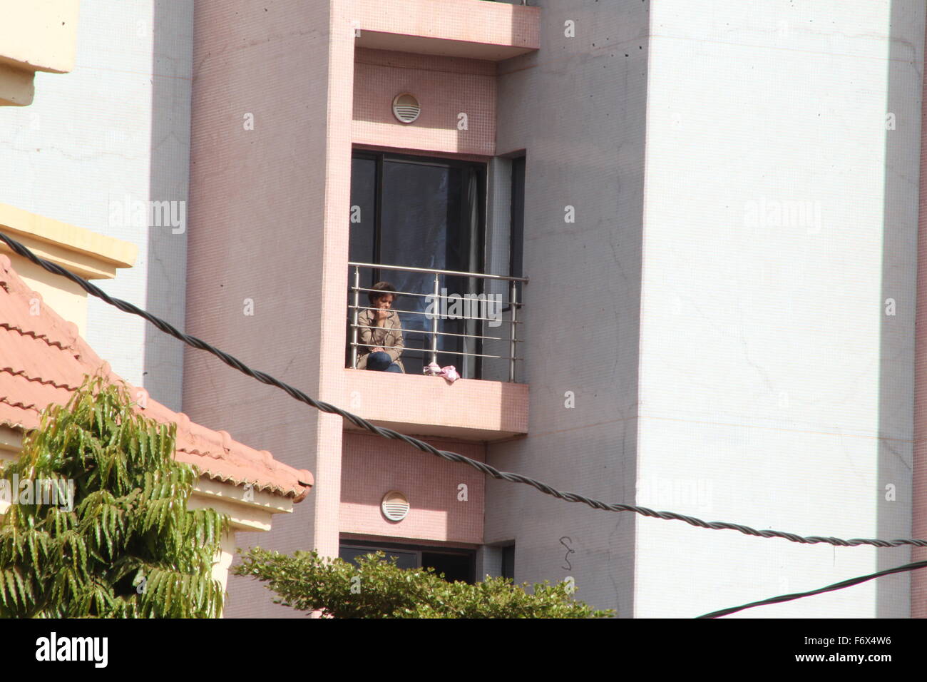 Bamako. 20 Nov, 2015. Un otage attend sur le balcon pour le sauvetage de l'établissement Radisson Blu Hotel, Bamako, Mali, le 20 novembre, 2015. Au moins 22 personnes ont été tuées le vendredi après les forces maliennes ont organisé une mission de sauvetage pour libérer les otages détenus par des hommes armés à Radisson Blu Hotel dans capitale Bamako. Trois citoyens chinois ont été tués et quatre autres ont secouru dans l'attaque, l'ambassade de Chine au Mali a confirmé à Xinhua vendredi. Source : Xinhua/Alamy Live News Banque D'Images Bamako. 20 Nov, 2015. Un otage attend sur le balcon pour le sauvetage de l'établissement Radisson Blu Hotel, Bamako, Mali, le 20 novembre, 2015. Au moins 22 personnes ont été tuées le vendredi après les forces maliennes ont organisé une mission de sauvetage pour libérer les otages détenus par des hommes armés à Radisson Blu Hotel dans capitale Bamako. Trois citoyens chinois ont été tués et quatre autres ont secouru dans l'attaque, l'ambassade de Chine au Mali a confirmé à Xinhua vendredi. Source : Xinhua/Alamy Live News Banque D'Images
