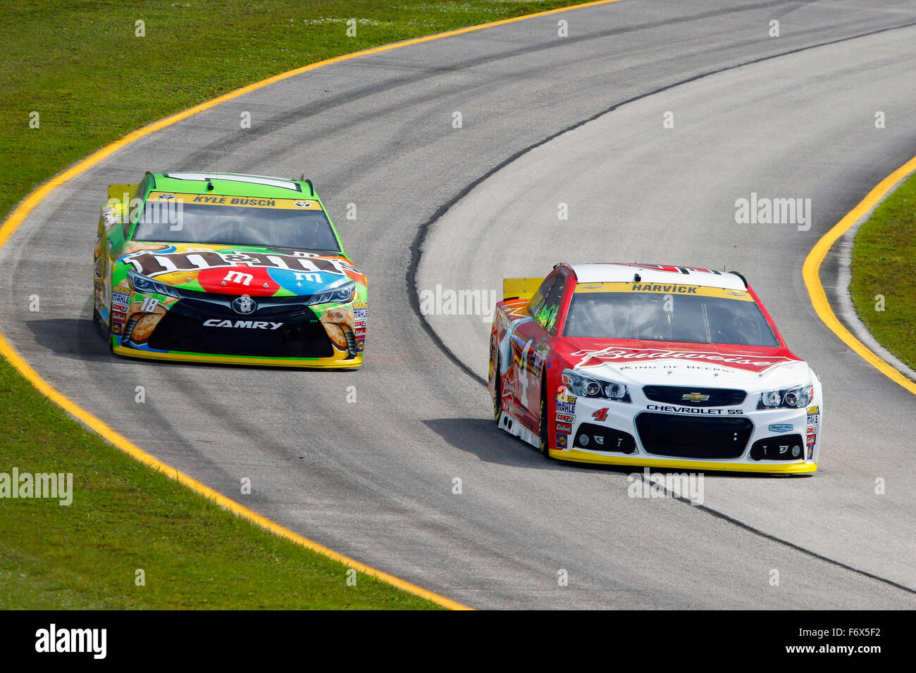 Homestead, Floride, USA. 20 Nov, 2015. Homestead, Floride - 20 novembre 2015 : Kyle Busch (18) et Kevin Harvick (4) Retour à la suite d'un garage pour l'exécuter pendant la pratique Chevrolet Volt 2011 400 à Homestead Miami Speedway à Homestead, FL. Credit : csm/Alamy Live News Banque D'Images