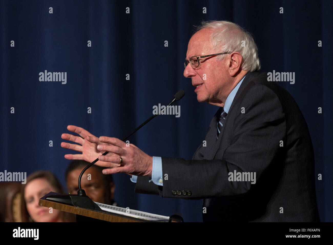 Charleston, Caroline du Sud, USA. 20 Nov, 2015. Le sénateur américain et le candidat démocrate Bernie Sanders lors d'une réunion publique à Burke High School le 20 novembre 2015 à Charleston, Caroline du Sud. Banque D'Images Charleston, Caroline du Sud, USA. 20 Nov, 2015. Le sénateur américain et le candidat démocrate Bernie Sanders lors d'une réunion publique à Burke High School le 20 novembre 2015 à Charleston, Caroline du Sud. Banque D'Images