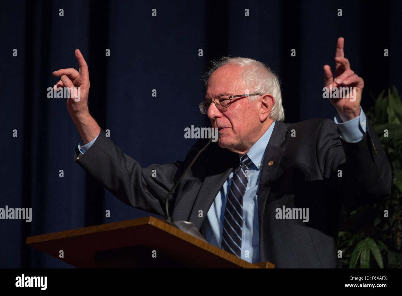 Charleston, Caroline du Sud, USA. 20 Nov, 2015. Le sénateur américain et le candidat démocrate Bernie Sanders lors d'une réunion publique à Burke High School le 20 novembre 2015 à Charleston, Caroline du Sud. Banque D'Images Charleston, Caroline du Sud, USA. 20 Nov, 2015. Le sénateur américain et le candidat démocrate Bernie Sanders lors d'une réunion publique à Burke High School le 20 novembre 2015 à Charleston, Caroline du Sud. Banque D'Images
