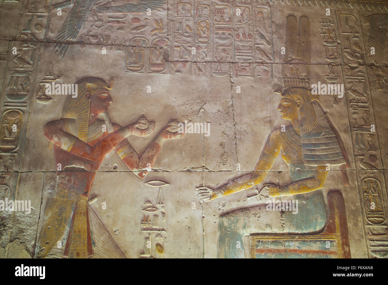 Bas-relief, pharaon Seti I (à gauche), le dieu Amon (droite), Temple de Seti I ; Abydos, Egypte Banque D'Images