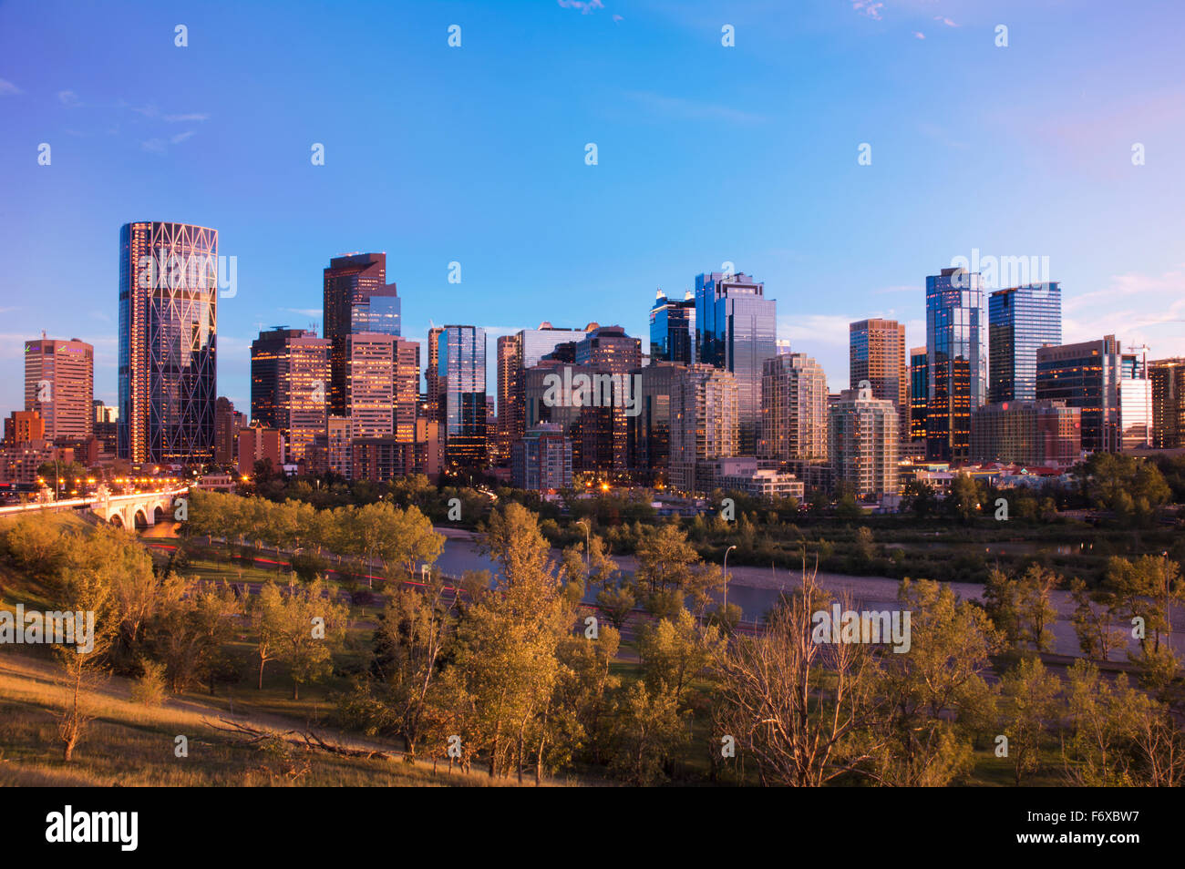 Ville moderne avec des gratte-ciel au coucher du soleil ; Calgary, Alberta, Canada Banque D'Images