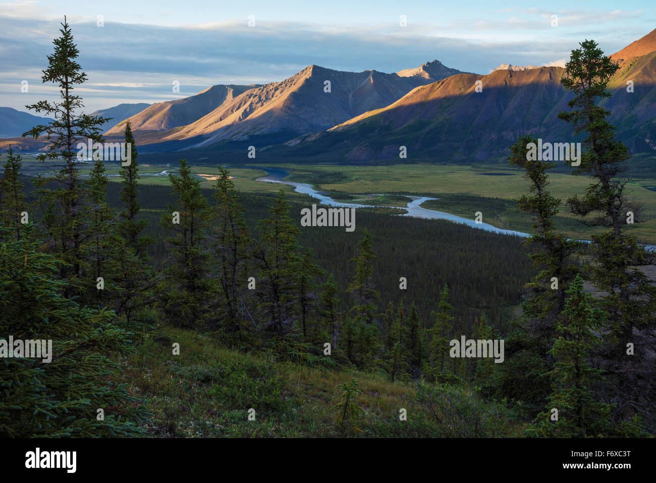 Les derniers rayons de soleil sur le sommet des montagnes le long de la rivière du vent dans le bassin hydrographique de la rivière Peel ; Yukon, Canada Banque D'Images