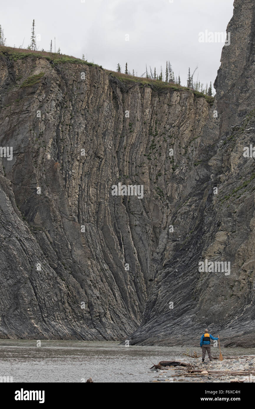 Homme debout à l'embouchure de la Peel Canyon le long de la rivière Peel, une partie de le bassin hydrographique de la rivière Peel ; Yukon, Canada Banque D'Images