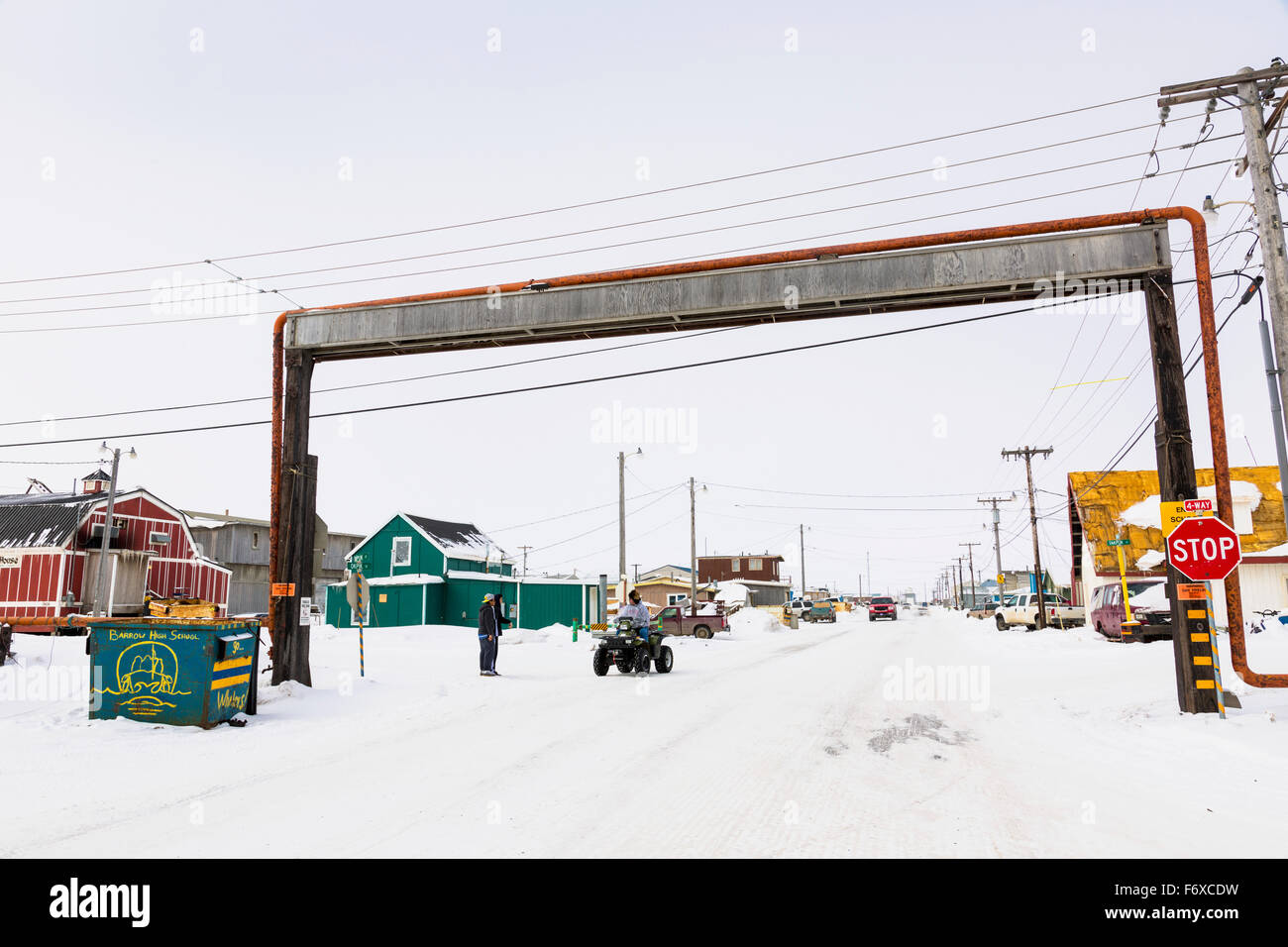 Un résident de Barrow sur un VTT s'arrête sur un pont au-dessus du sol les services publics, Barrow, versant nord, l'Alaska arctique, USA, Hiver Banque D'Images